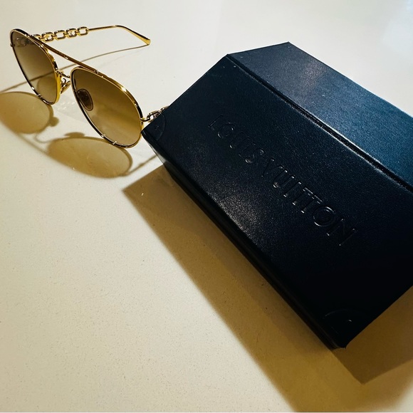 Louis Vuitton Pilot Sunglasses & Case | Excellent Condition - Picture 3 of 4